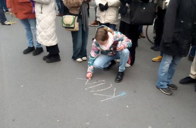 Klimastreik 14.2.25, Kind mit Straßenkreide